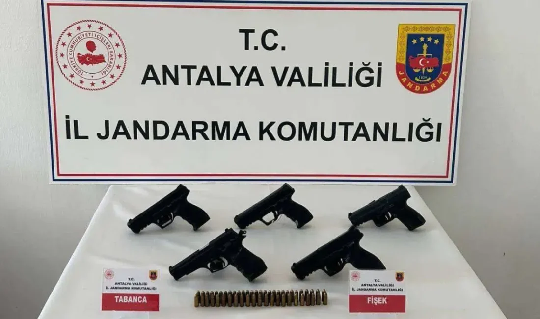 Antalya’nın Gazipaşa ilçesinde güvenlik güçleri tarafından gerçekleştirilen titiz yol kontrolü