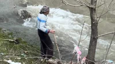 Hakkari’nin Şemdinli ilçesinde dengesini kaybederek bir anda azgın sulara kapılan