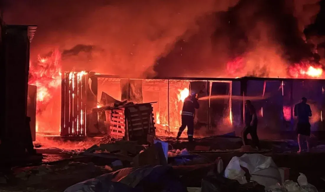 Erzincan’da bir inşaat şantiyesinde yükselen alevler geceyi aydınlatırken, işçilerin konakladığı