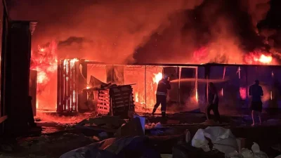 Erzincan’da bir inşaat şantiyesinde yükselen alevler geceyi aydınlatırken, işçilerin konakladığı