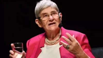 Kardiyoloji ve iç hastalıkları alanındaki uzmanlığının yanı sıra beslenme konusundaki