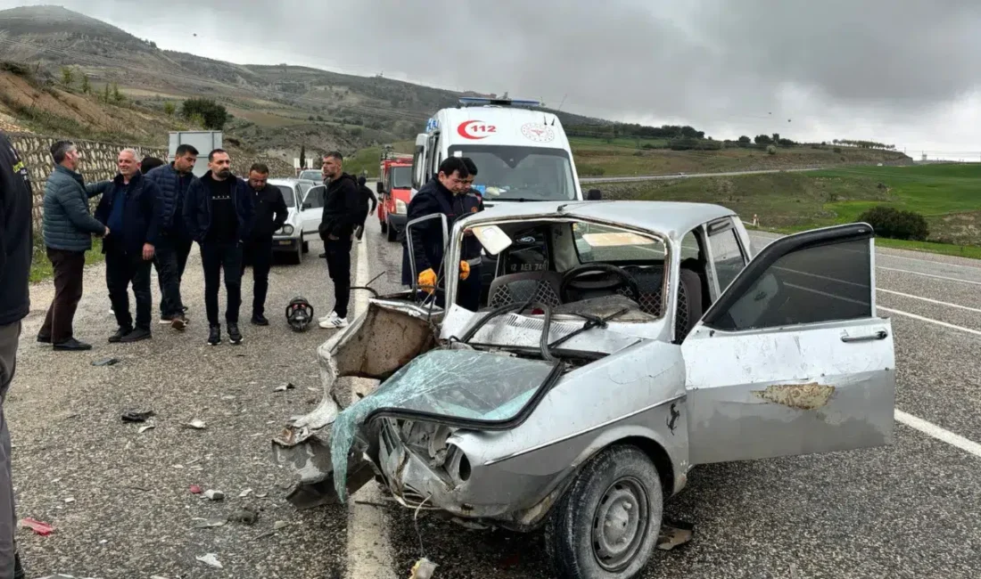 Adıyaman’ın Besni ilçesinde iki otomobilin karıştığı trafik kazasında ortalık savaş