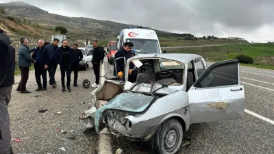 Adıyaman’ın Besni ilçesinde iki otomobilin karıştığı trafik kazasında ortalık savaş