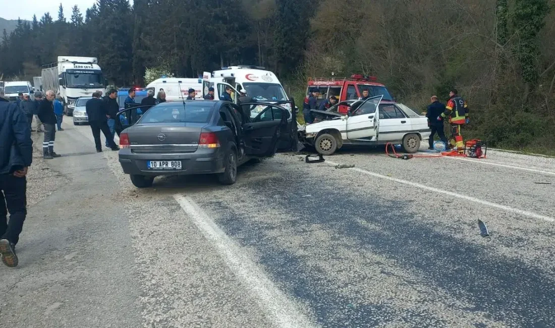 Balıkesir’in Balya ilçesinde iki otomobilin karıştığı şiddetli trafik kazasında ortalık