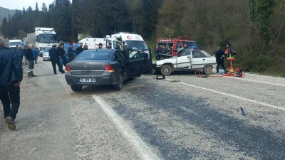 Balıkesir’in Balya ilçesinde iki otomobilin karıştığı şiddetli trafik kazasında ortalık