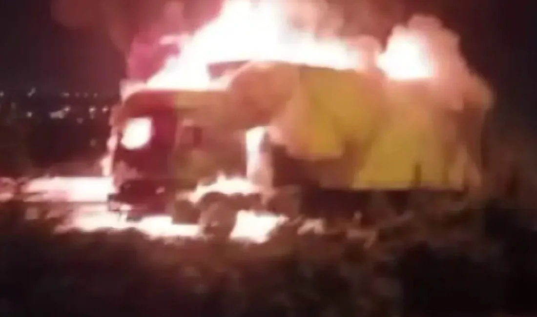 Diyarbakır-Silvan kara yolunda seyir halindeyken aniden alevlere teslim olan tır,