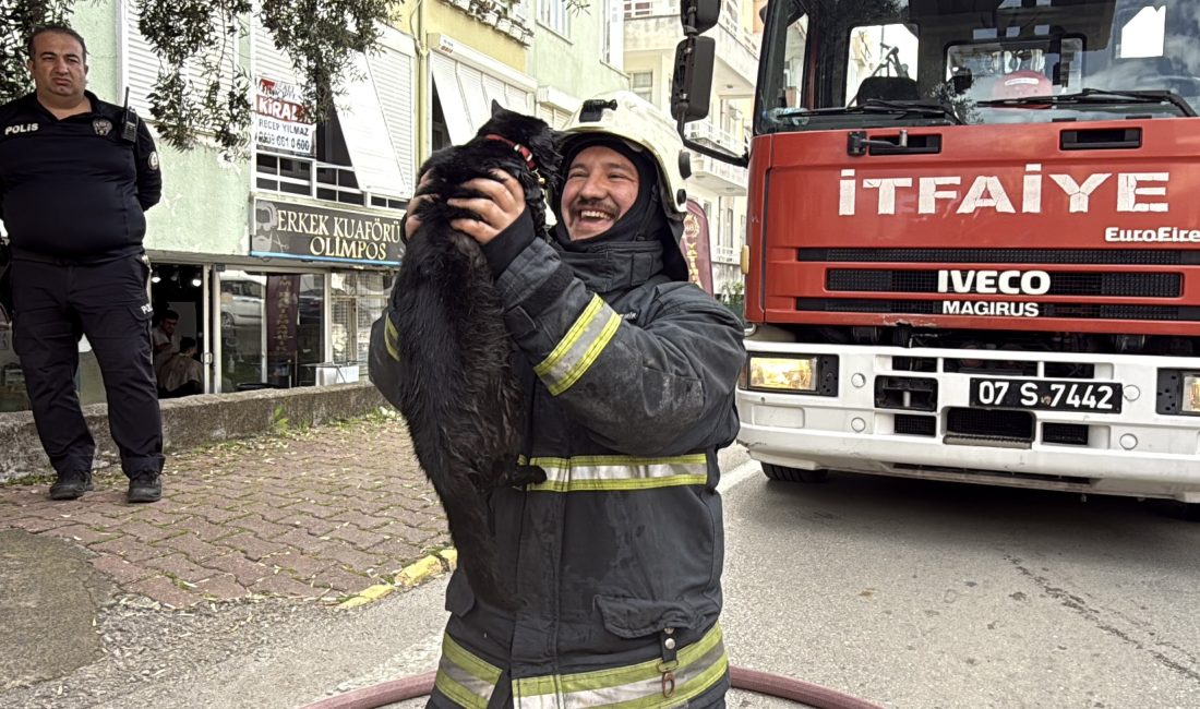 Antalya’da bir apartman dairesinde yükselen alevler büyük korkuya neden olurken,