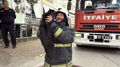 Antalya’da bir apartman dairesinde yükselen alevler büyük korkuya neden olurken,