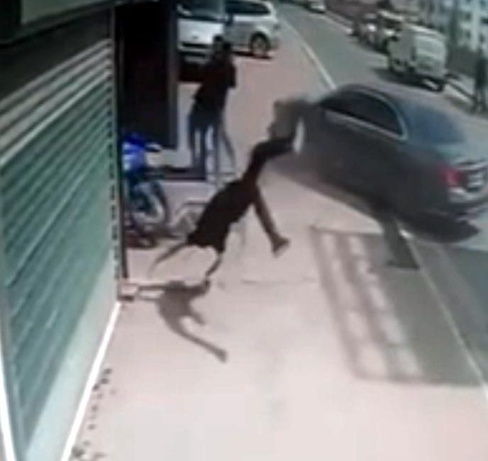 Kocaeli’nin Gebze ilçesinde trafikte başlayan gerginlik akılalmaz bir olayla noktalandı.