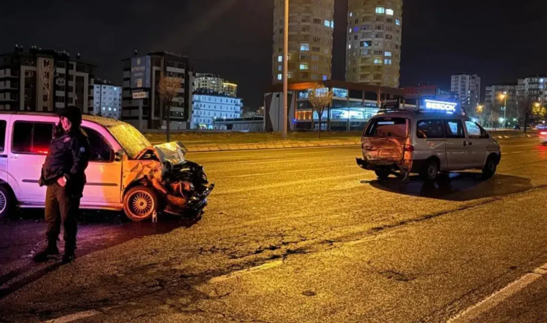 Kayseri’nin Melikgazi ilçesinde meydana gelen feci trafik kazasında, arıza nedeniyle