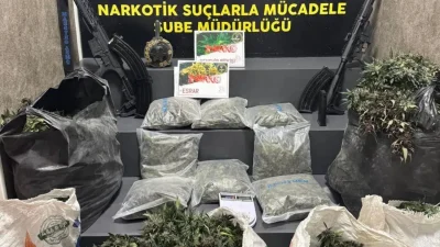 İzmir’in Menemen ilçesinde emniyet güçlerinin zehir tacirlerine yönelik gerçekleştirdiği nefes