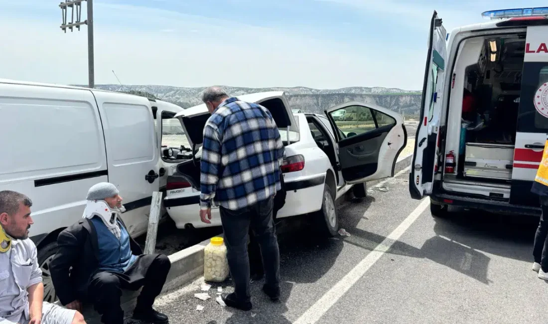 Adıyaman’ın Besni ilçesinde iki otomobilin karıştığı şiddetli çarpışma sonucu bölgede