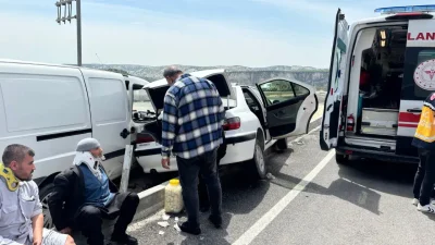 Adıyaman’ın Besni ilçesinde iki otomobilin karıştığı şiddetli çarpışma sonucu bölgede
