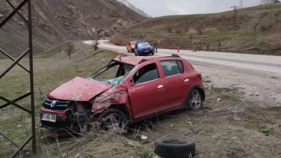 Hakkari-Van kara yolunda kontrolden çıkarak yol kenarındaki elektrik direğine çarpan