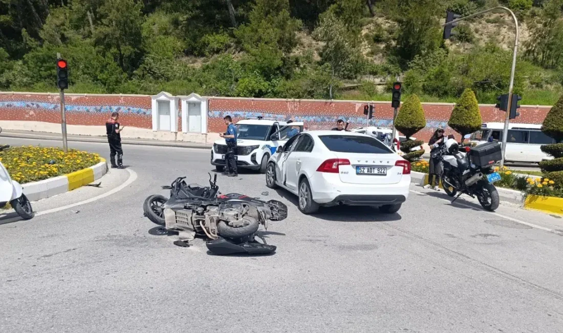 Antalya’nın Manavgat ilçesinde motosiklet ile otomobilin çarpışması sonucu meydana gelen