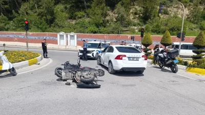 Antalya’nın Manavgat ilçesinde motosiklet ile otomobilin çarpışması sonucu meydana gelen
