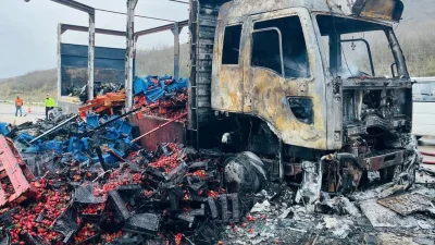 Tokat’ta seyir halindeyken lastiği patlayan çilek yüklü kamyon, çıkan yangın