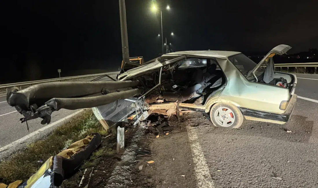 Kütahya-Afyonkarahisar kara yolunda kontrolden çıkarak bariyerlere saplanan otomobilde ağır yaralanan