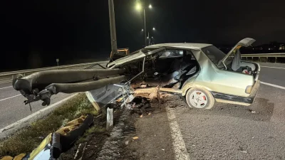 Kütahya-Afyonkarahisar kara yolunda kontrolden çıkarak bariyerlere saplanan otomobilde ağır yaralanan