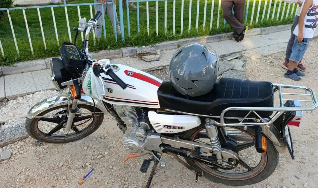 Adıyaman’da meydana gelen trafik kazasında motosiklet ile bisiklet birbirine girdi.