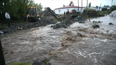 Yemen’in Sada bölgesinde etkili olan sağanak yağışların ardından sel sularına