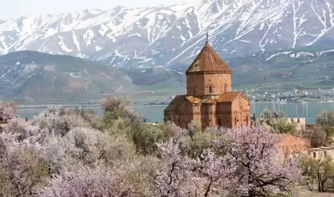 Van’ın eşsiz doğasında bahar aylarının sembolü haline gelen Akdamar Badem