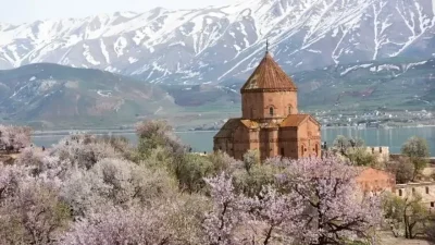 Van’ın eşsiz doğasında her yıl baharın gelişini müjdeleyen Akdamar Badem