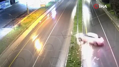 Malatya’da sürücüsünün direksiyon hakimiyetini kaybetmesi sonucu orta refüje çarpan otomobilin