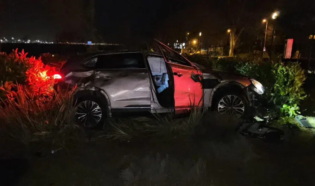 Fatih sahil yolunda seyir halindeyken sürücüsünün direksiyon hakimiyetini kaybettiği otomobil,