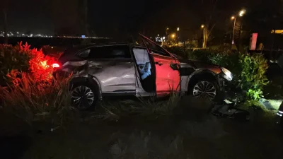 Fatih sahil yolunda seyir halindeyken sürücüsünün direksiyon hakimiyetini kaybettiği otomobil,