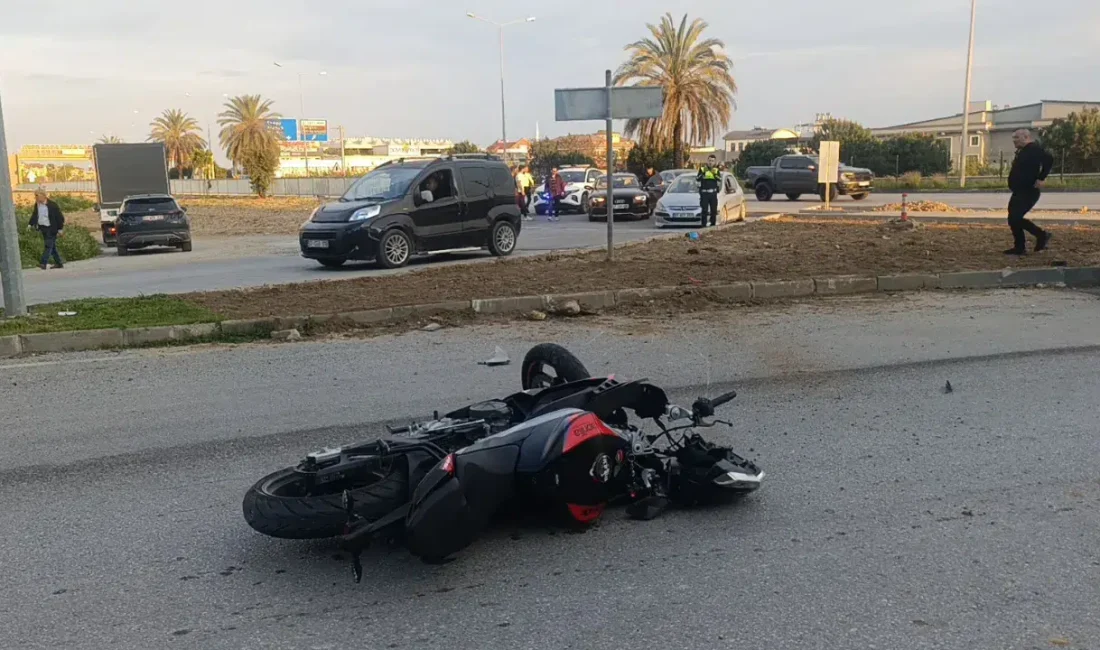 Antalya’nın Manavgat ilçesinde meydana gelen feci kazada, otomobil ile çarpışan