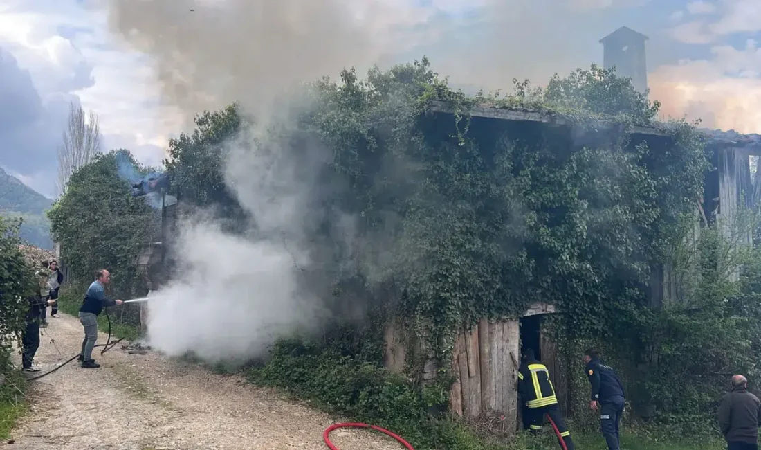 Kastamonu’nun Cide ilçesinde gece saatlerinde metruk bir binadan yükselen alevler