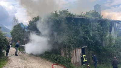 Kastamonu’nun Cide ilçesinde gece saatlerinde metruk bir binadan yükselen alevler