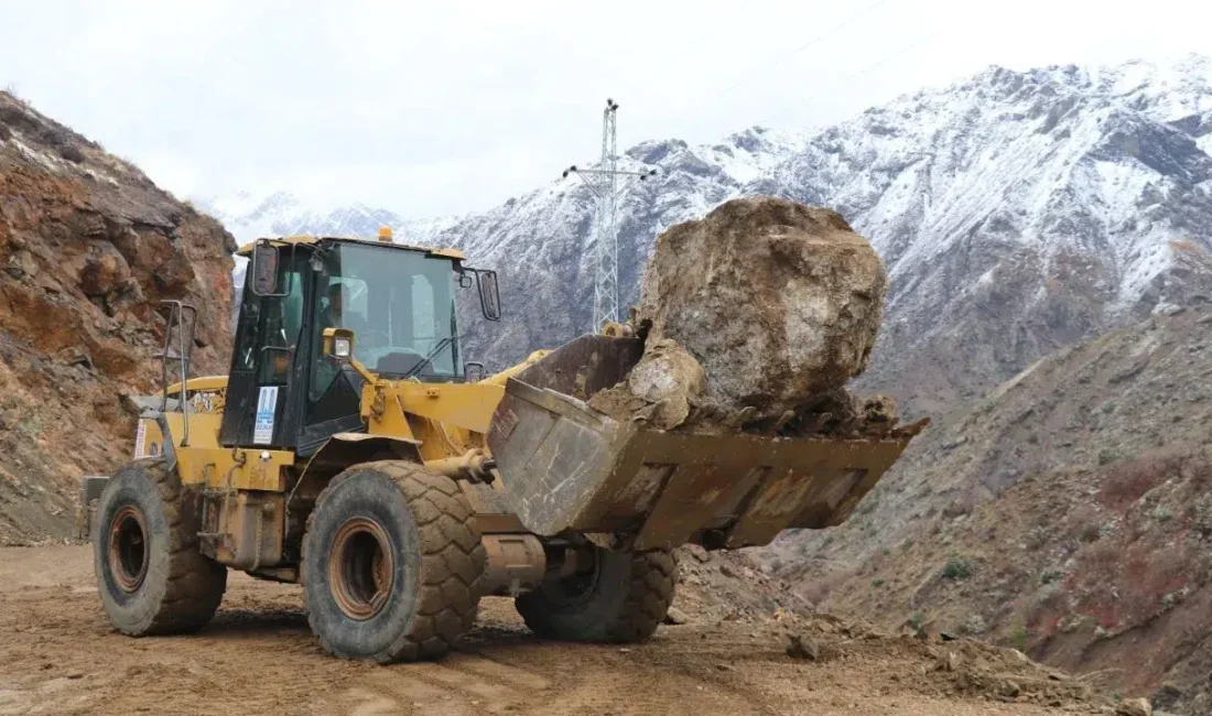 Hakkari-Yüksekova kara yolunda meydana gelen şiddetli heyelan bölgeyi adeta savaş