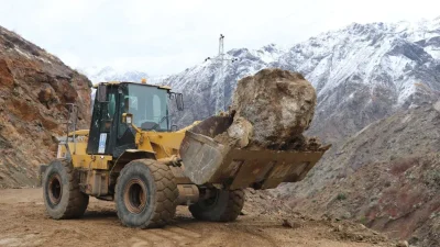Hakkari-Yüksekova kara yolunda meydana gelen şiddetli heyelan bölgeyi adeta savaş