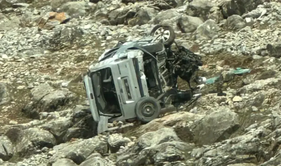 Bitlis’in Hizan ilçesinde kontrolden çıkarak takla atan kamyonette bulunan 26