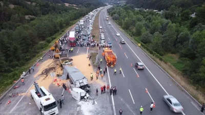 Aksaray-Konya karayolunda meydana gelen feci kazada, devrilen yem yüklü tıra