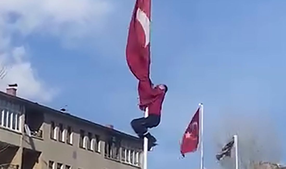 Erzurum’da şiddetli rüzgarın etkisiyle direğe dolanan Türk bayrağını gören akaryakıt