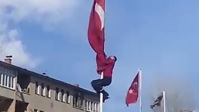 Erzurum’da şiddetli rüzgarın etkisiyle direğe dolanan Türk bayrağını gören akaryakıt