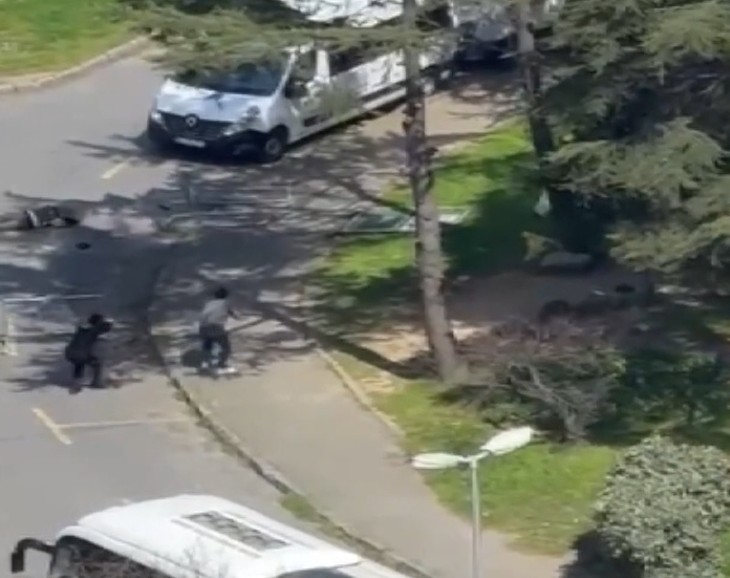 İstanbul Beşiktaş’ta İsrail Konsolosluğu’nun da yer aldığı plaza önünde öğle