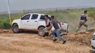 Şanlıurfa’nın Akçakale ilçesinde insan kaçakçılığı şüphelileri ile jandarma ekipleri arasında