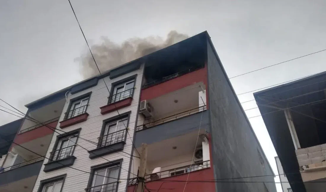 Hatay’ın Kırıkhan ilçesinde bir apartmanın en üst katında yükselen alevler