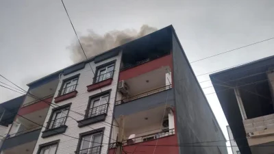 Hatay’ın Kırıkhan ilçesinde bir apartmanın en üst katında yükselen alevler
