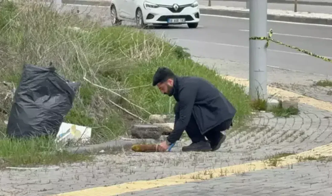 Sivas’ın Ahmet Turan Gazi Mahallesi’nde rutin temizlik yapan bir görevlinin