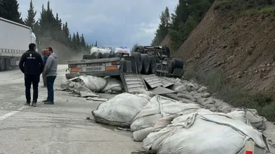 Isparta-Antalya karayolunda kontrolden çıkarak şarampole devrilen tır adeta kağıt gibi