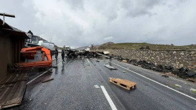Bitlis-Van karayolunun Tatvan geçişinde meydana gelen feci trafik kazasında Karayollarına