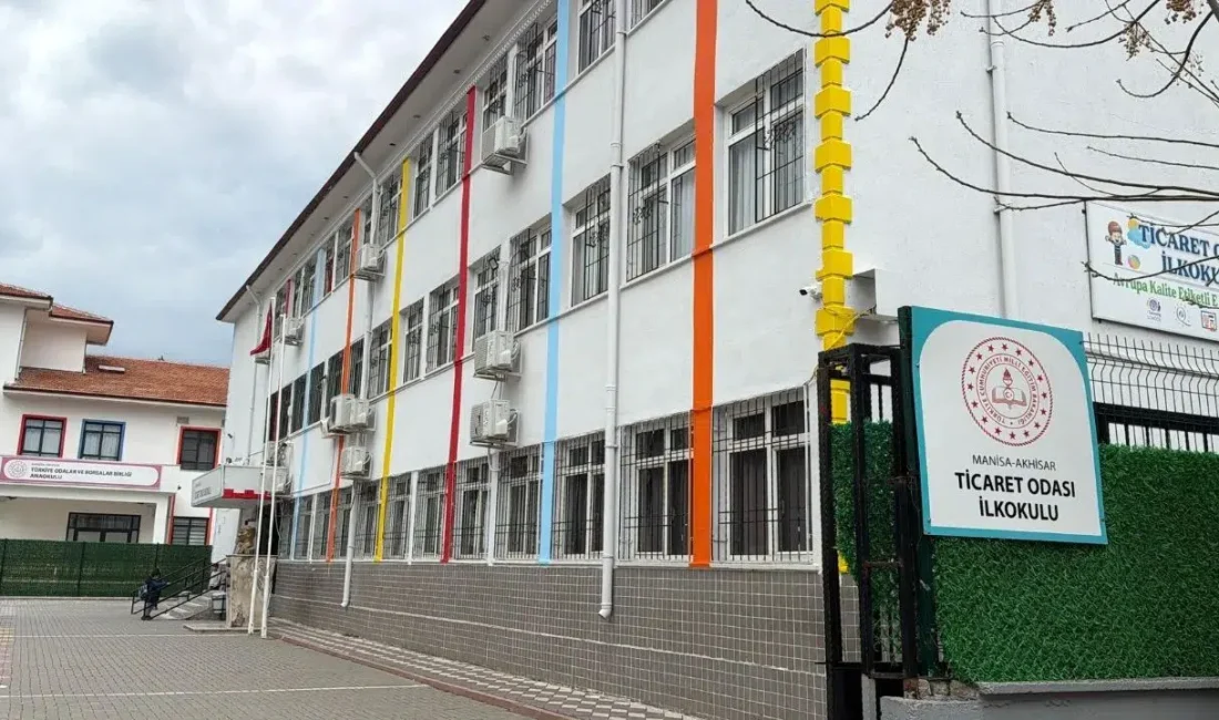 Manisa’nın Akhisar ilçesindeki bir ilkokulda ders işlendiği sırada tavan sıvasının