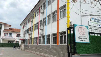 Manisa’nın Akhisar ilçesindeki bir ilkokulda ders işlendiği sırada tavan sıvasının