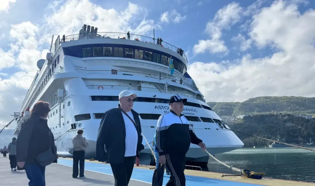 Rusya’dan yola çıkarak Karadeniz turuna devam eden dev kruvaziyer gemisi