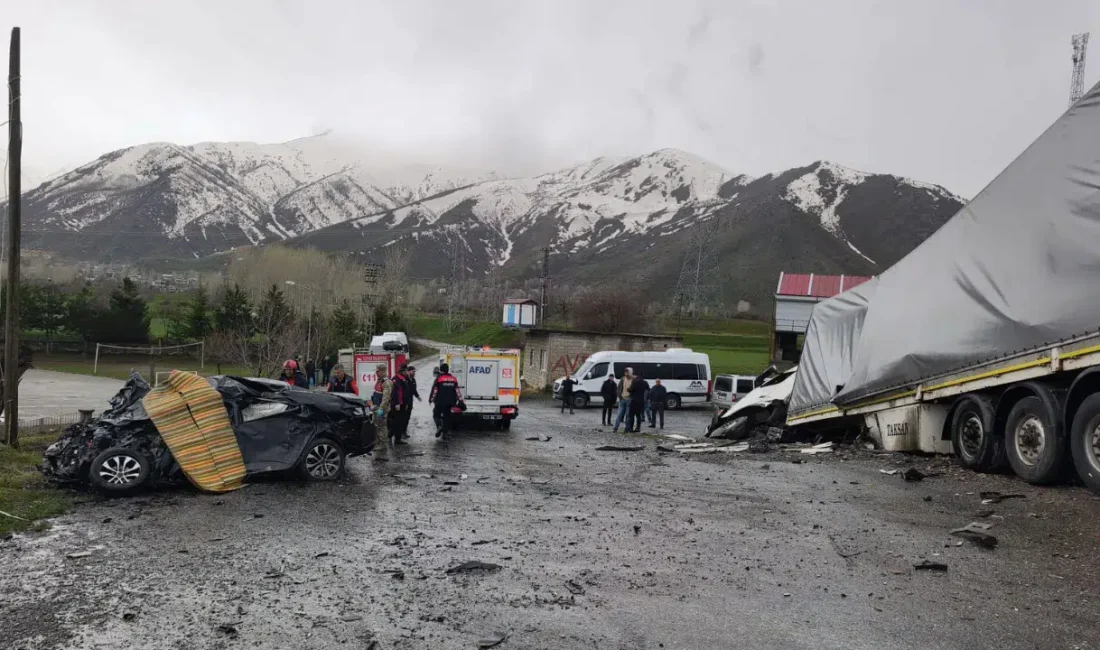 Bitlis’in Tatvan ilçesinde yağışlı havanın etkisiyle kayganlaşan yolda kontrolden çıkan